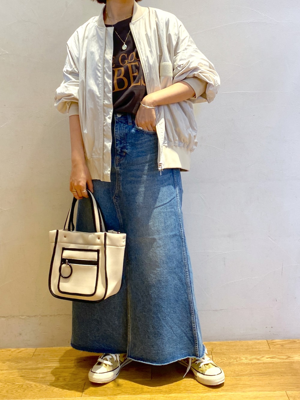 グレー系のTシャツ/カットソー、ホワイト系のMA-1、ホワイト系のトートバッグを着用したレディースの夏コーディネートの2枚目の写真