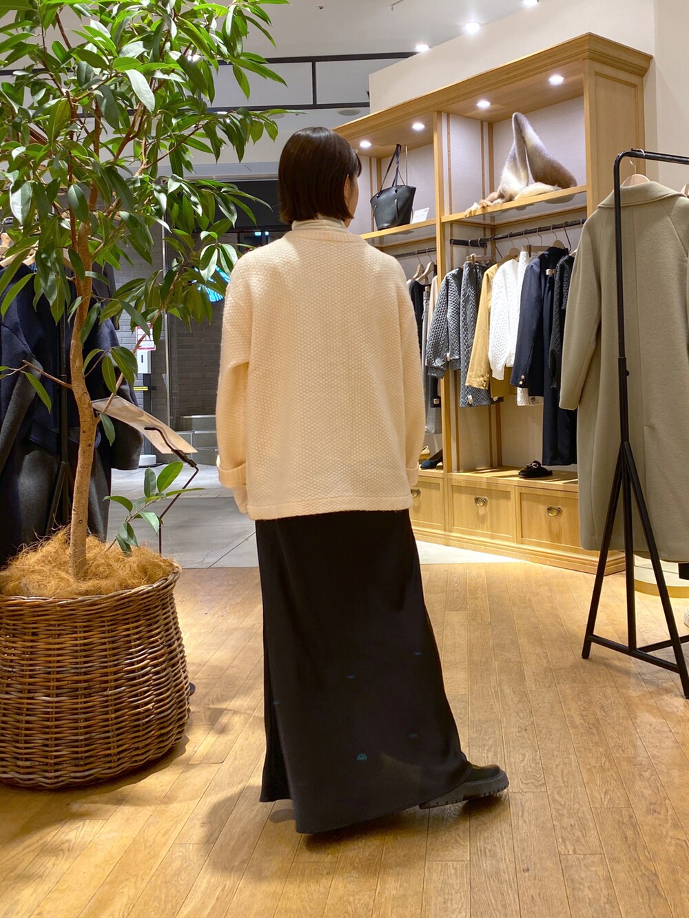 ホワイト系のノーカラージャケット、ホワイト系のTシャツ/カットソー、ブラック系のスカートを着用したレディースの冬コーディネートの3枚目の写真