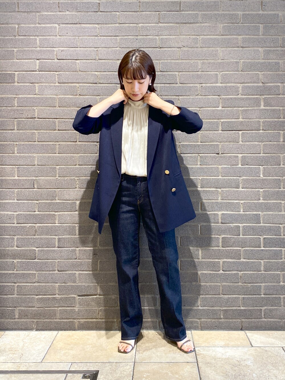 ベージュ系のシャツ/ブラウス、ブルー系のテーラードジャケット、ホワイト系のショルダーバッグを着用したレディースの秋コーディネートの2枚目の写真