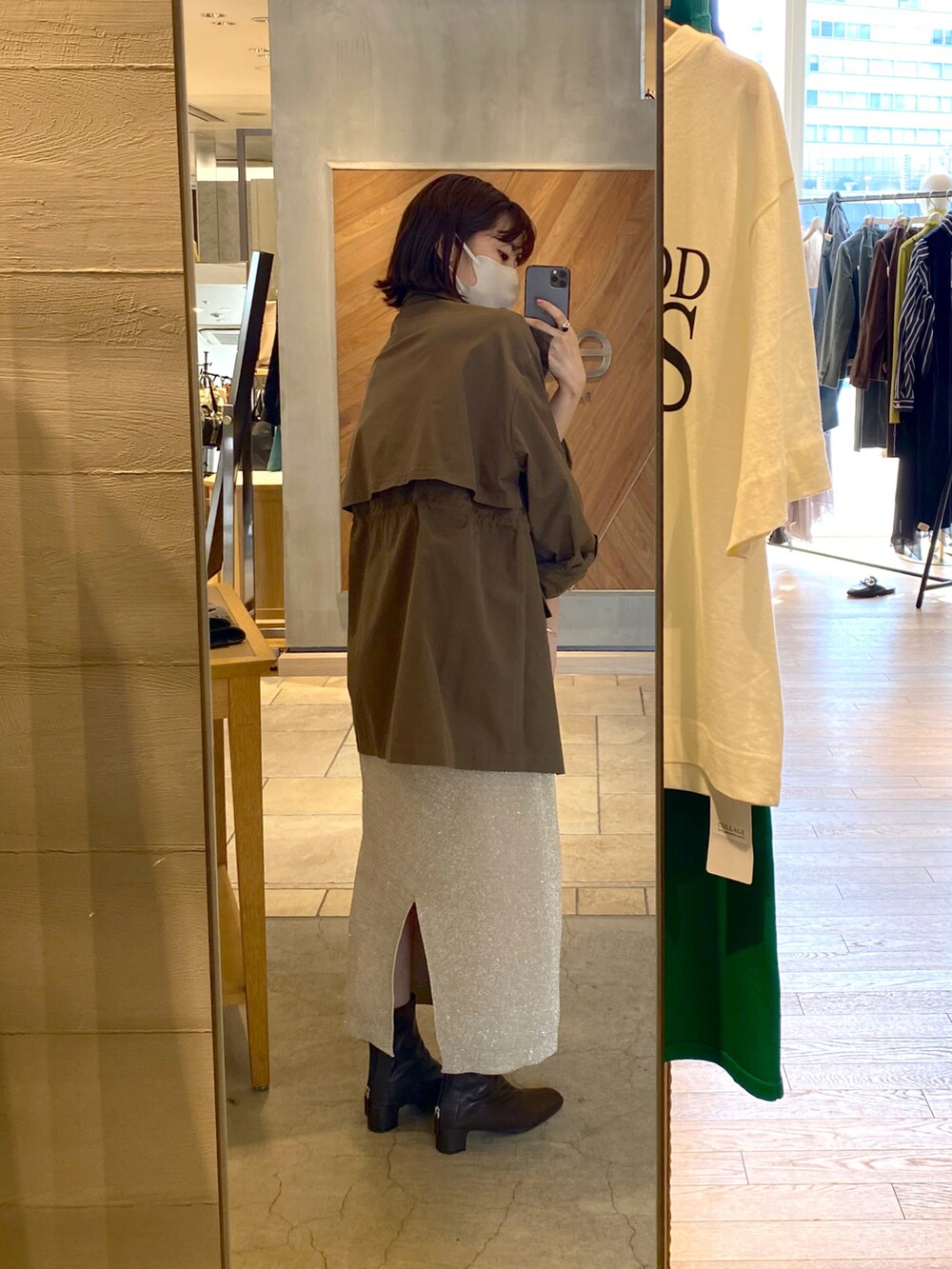 グリーン系のミリタリージャケット、ゴールド系のスカートを着用したレディースの秋コーディネートの2枚目の写真