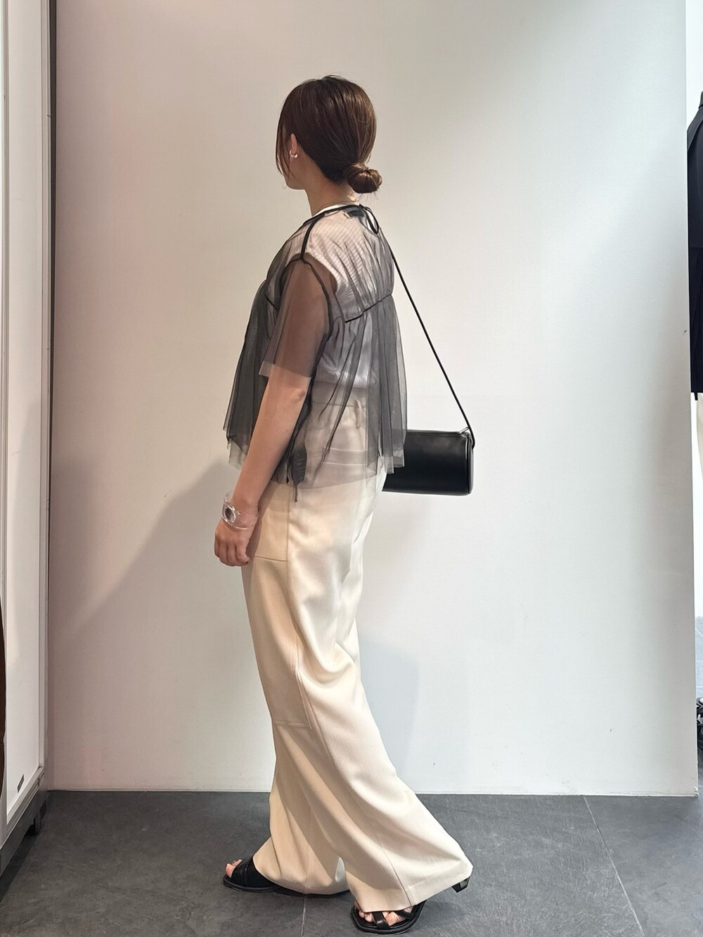 ブラック系のショルダーバッグ、ブラック系のシャツ/ブラウス、ホワイト系のTシャツ/カットソーを着用したレディースの夏コーディネートの3枚目の写真