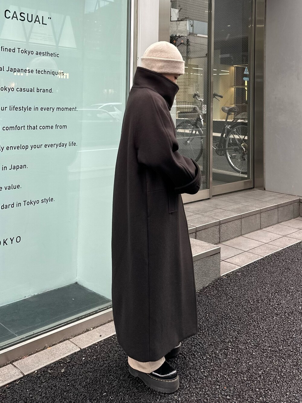 グレー系のステンカラーコートを着用したレディースの秋コーディネートの4枚目の写真