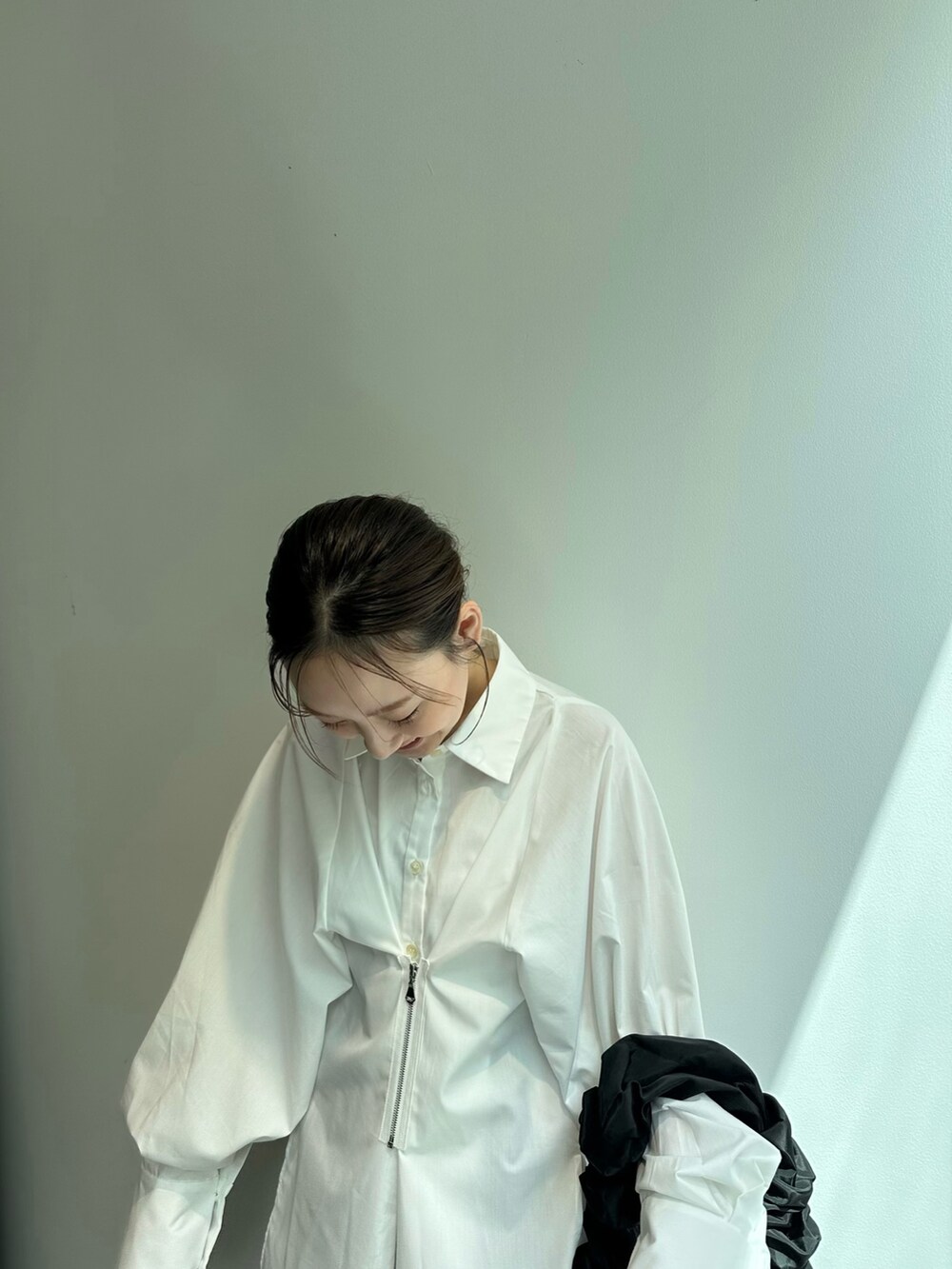 ブラック系のショルダーバッグ、ホワイト系のシャツ/ブラウス、グレー系のその他パンツを着用したレディースの秋コーディネートの7枚目の写真