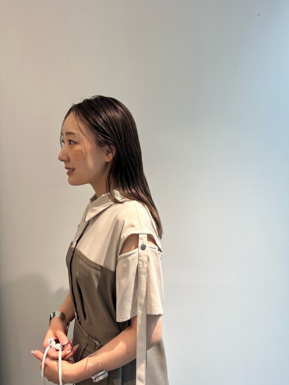 ベージュ系のワンピースを着用したレディースの夏コーディネートの5枚目の写真