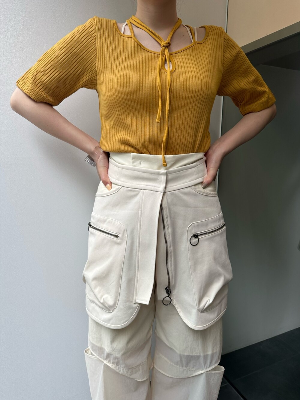 ホワイト系のスカート、ホワイト系のカーゴパンツ、イエロー系のTシャツ/カットソーを着用したレディースの夏コーディネートの7枚目の写真