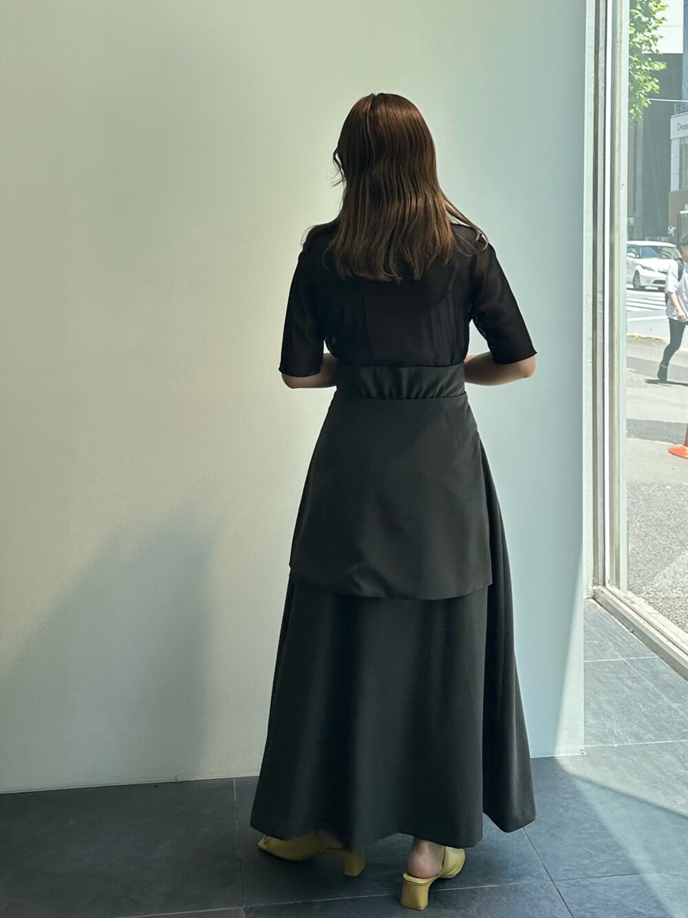 ブラック系のTシャツ/カットソー、グレー系のスカートを着用したレディースの夏コーディネートの3枚目の写真