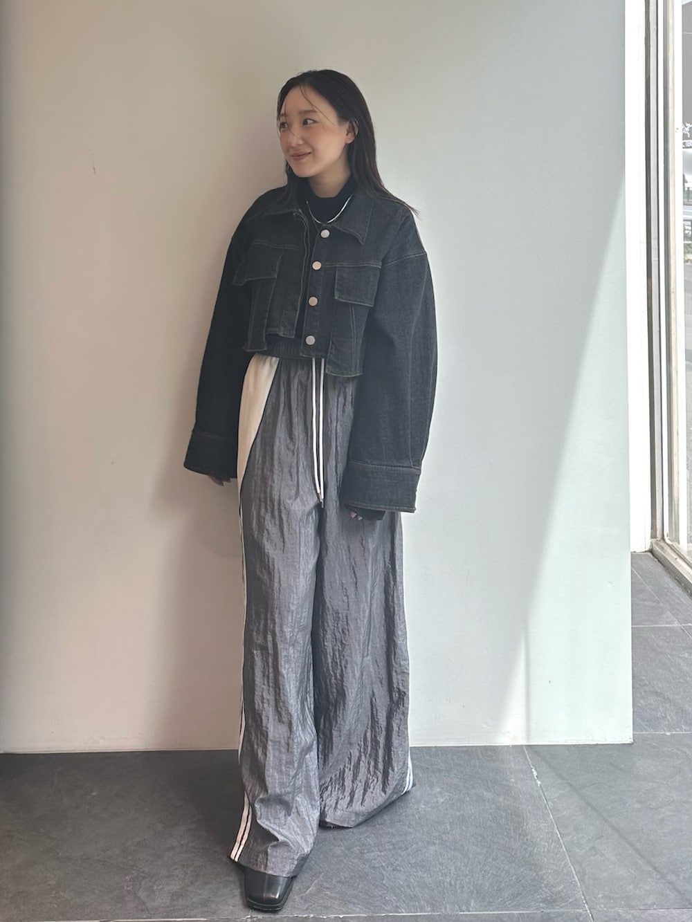 グレー系のその他パンツ、その他のTシャツ/カットソー、ブラック系のデニムジャケットを着用したレディースの秋コーディネートの2枚目の写真