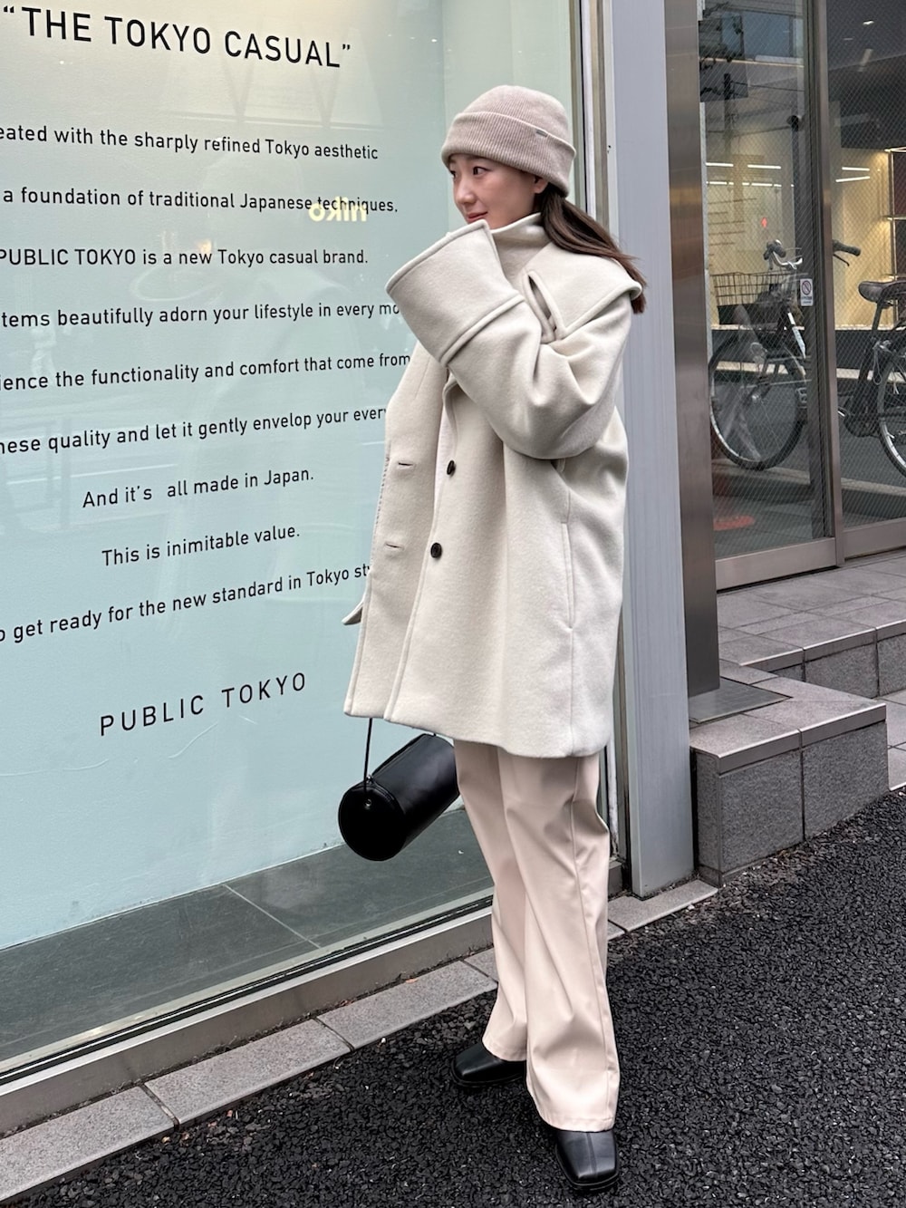 ベージュ系のスウェット、ベージュ系のチェスターコートを着用したレディースの秋コーディネートの2枚目の写真