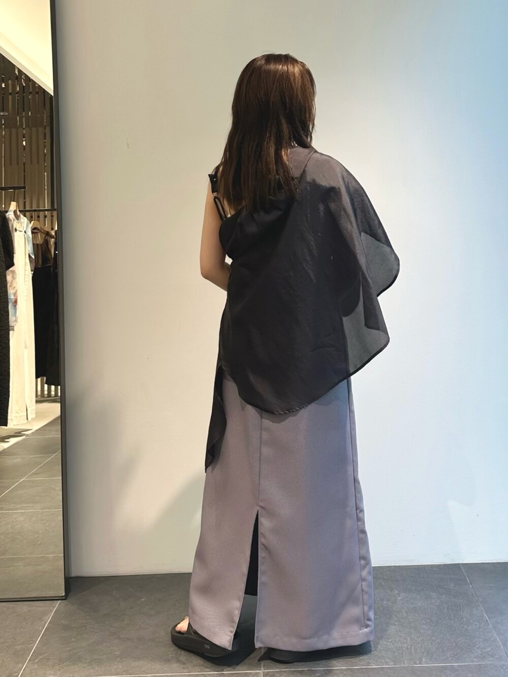 ブラック系のシャツ/ブラウス、その他のジャンパースカートを着用したレディースの夏コーディネートの5枚目の写真