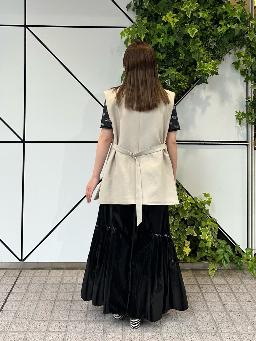 「ジレ、光沢スカート、ラメニット、PUBLIC TOKYO」｜「PUBLIC TOKYOの【新潟県産】モノグラムロゴシアーハーフスリーブニット（Tシャツ/カットソー、ブラック系）」を使った、ｎａｎａさん（レディース・152cm）の春コーディネートの5枚目の写真