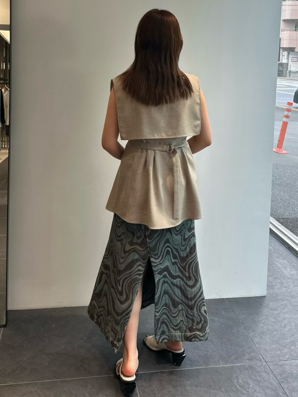 その他のスカート、ベージュ系のシャツ/ブラウス、ホワイト系のサンダルを着用したレディースの夏コーディネートの6枚目の写真