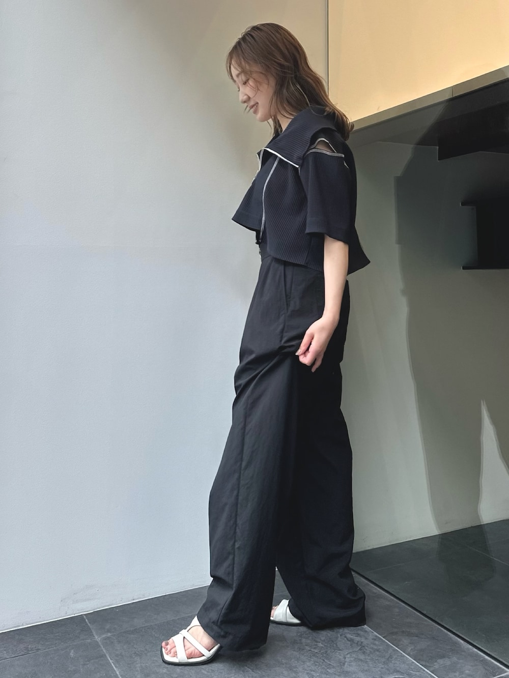 ブルー系のTシャツ/カットソー、ホワイト系のサンダルを着用したレディースの夏コーディネートの3枚目の写真