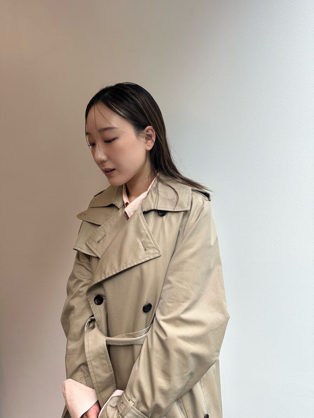 「PUBLIC TOKYO、トレンチコート、秋アウター」｜「PUBLIC TOKYOのハイクラストレンチコート（トレンチコート、ベージュ系）」を使った、ｎａｎａさん（レディース・152cm）の秋コーディネートの6枚目の写真