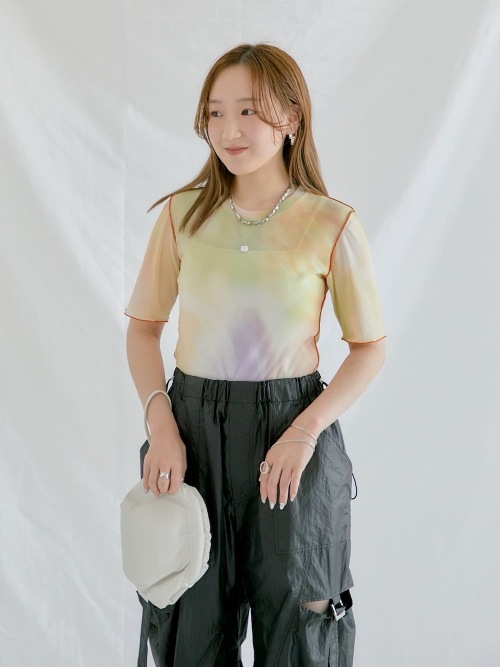 ブラック系のカーゴパンツを着用したレディースの夏コーディネートの4枚目の写真