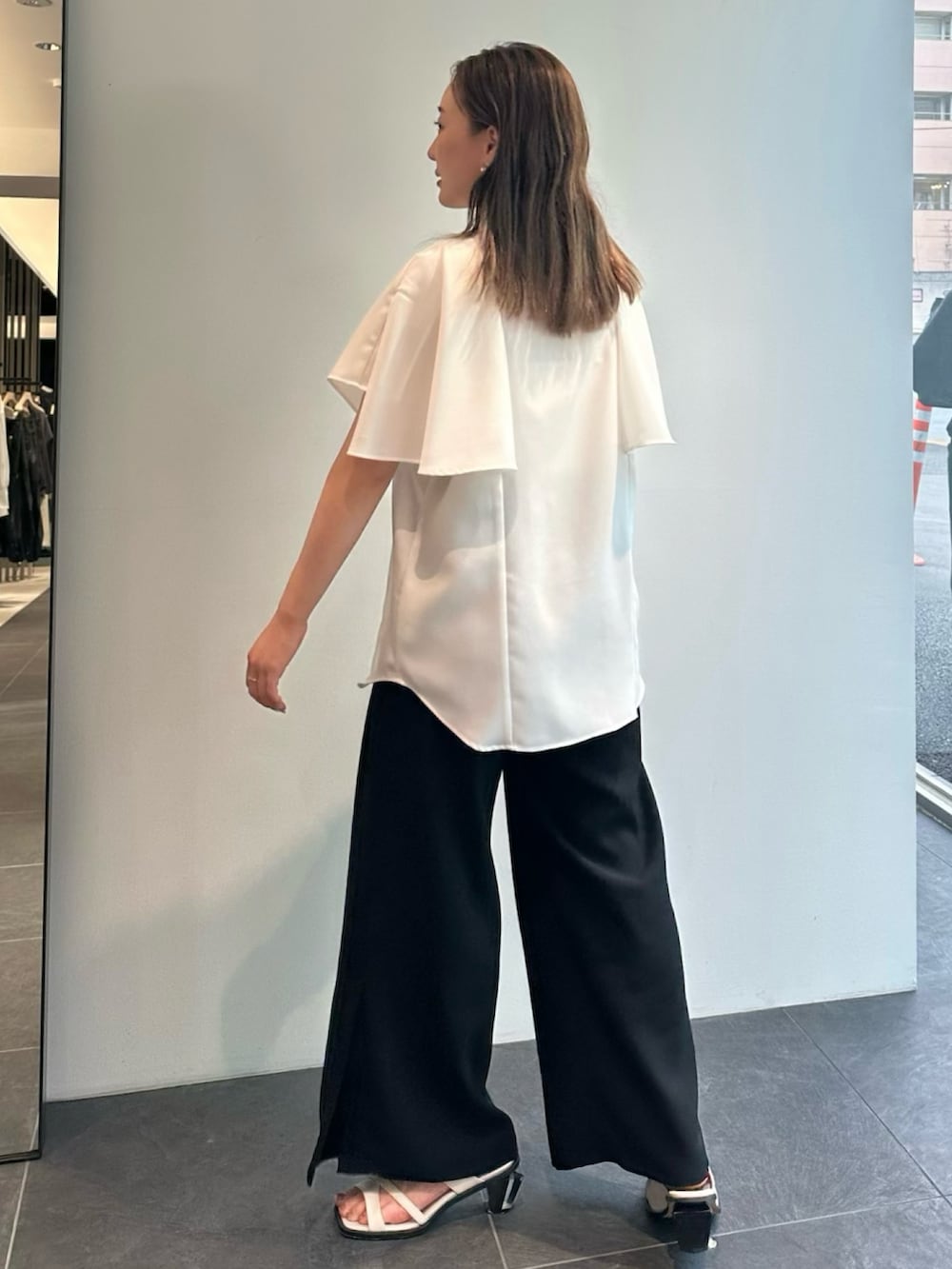 ホワイト系のシャツ/ブラウス、オレンジ系のカーゴパンツを着用したレディースの夏コーディネートの9枚目の写真