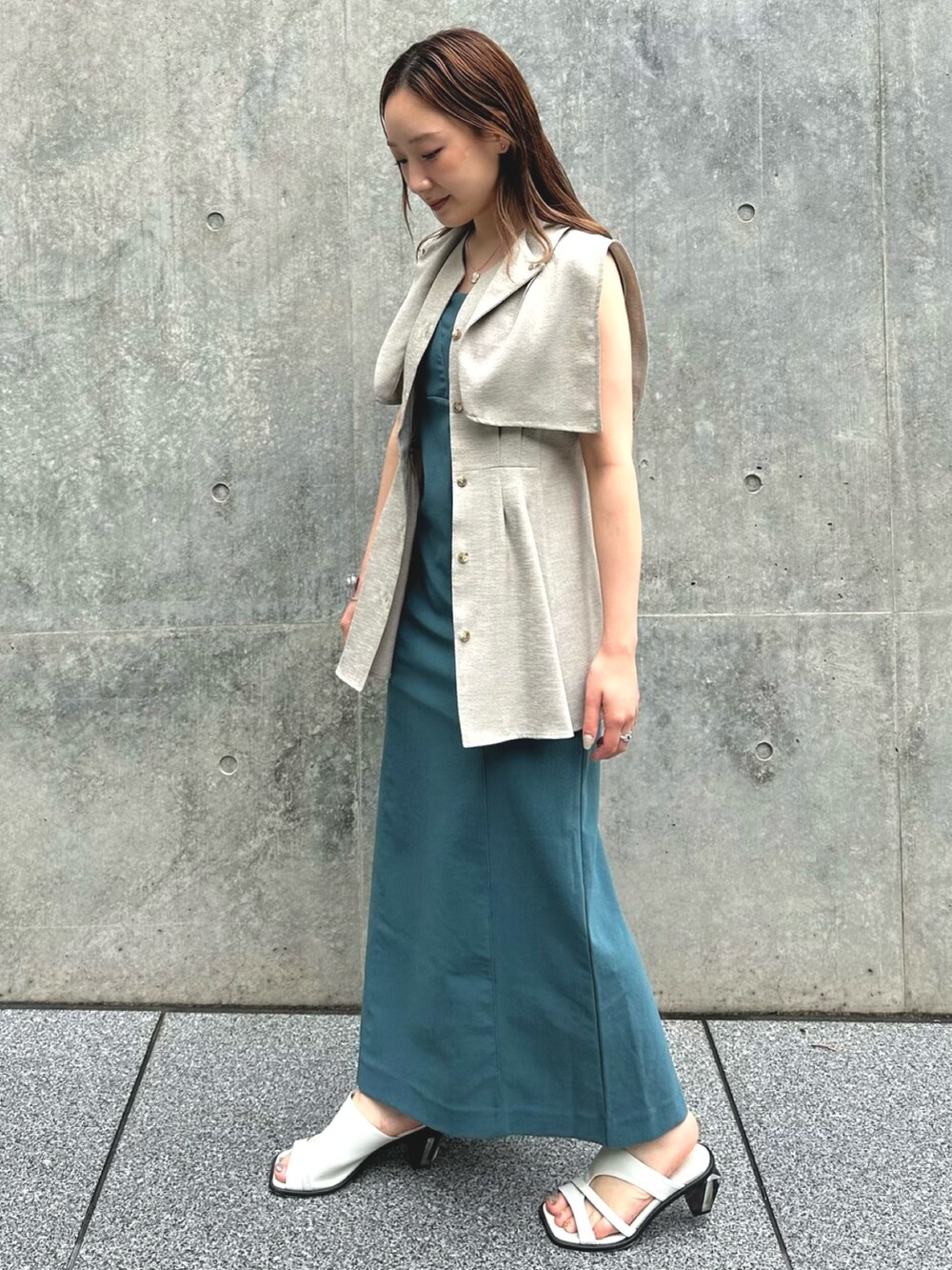 ベージュ系のシャツ/ブラウス、グリーン系のワンピースを着用したレディースの夏コーディネートの3枚目の写真