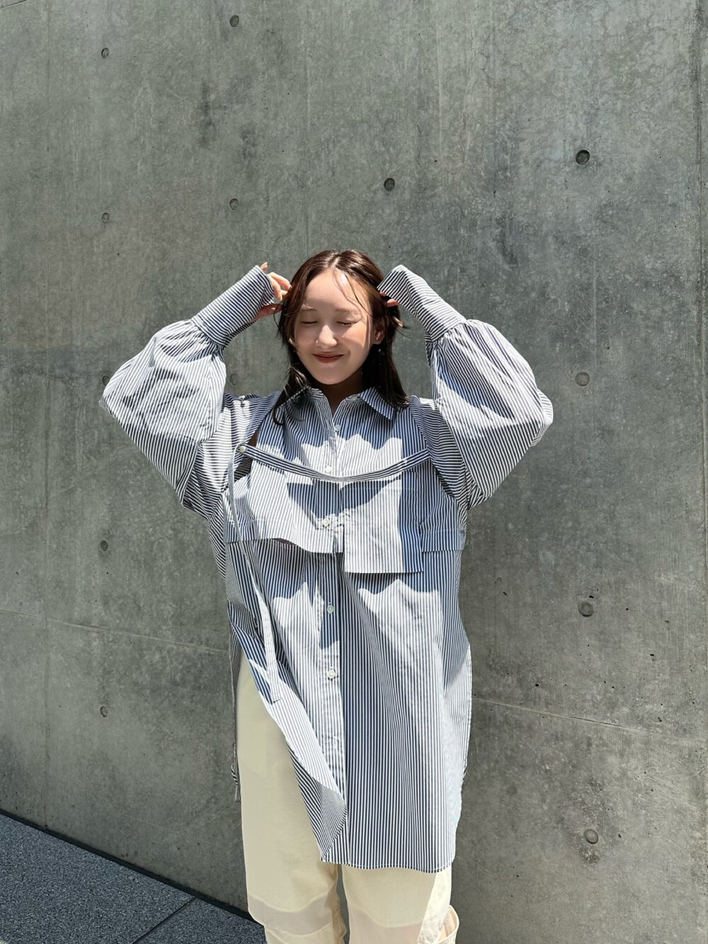 その他のシャツ/ブラウス、ホワイト系のカーゴパンツを着用したレディースの夏コーディネートの3枚目の写真