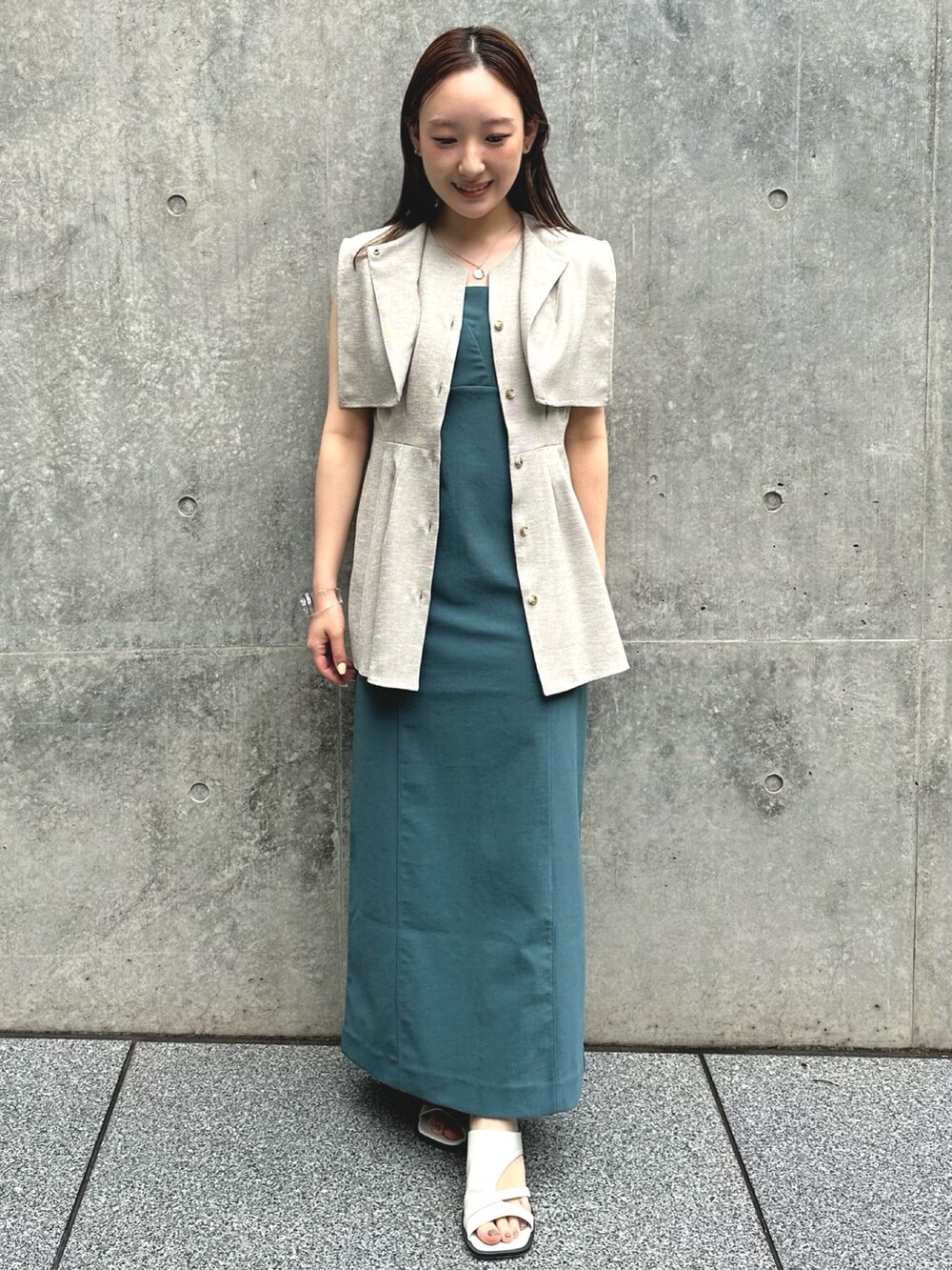 ベージュ系のシャツ/ブラウス、グリーン系のワンピースを着用したレディースの夏コーディネートの2枚目の写真