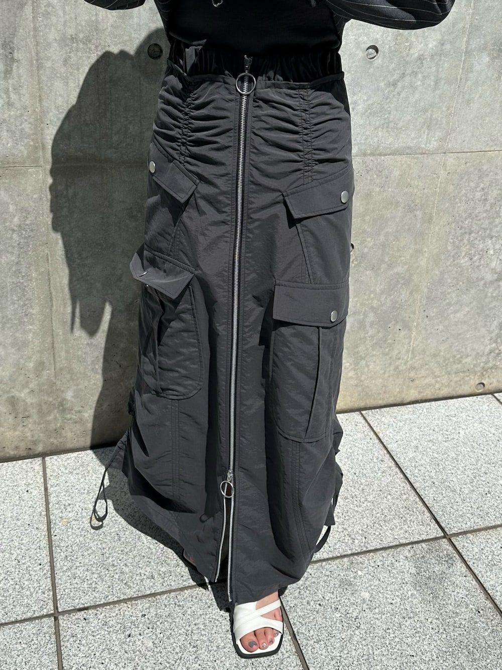 ブラック系のサンダル、その他のテーラードジャケット、ブラック系のスカートを着用したレディースの夏コーディネートの4枚目の写真