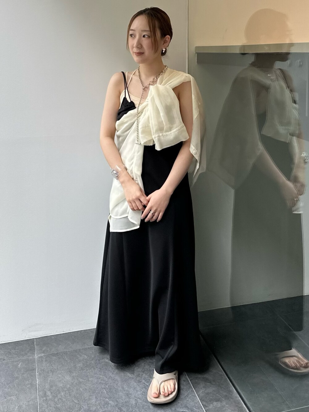 ホワイト系のシャツ/ブラウス、ブラック系のワンピースを着用したレディースの夏コーディネートの2枚目の写真