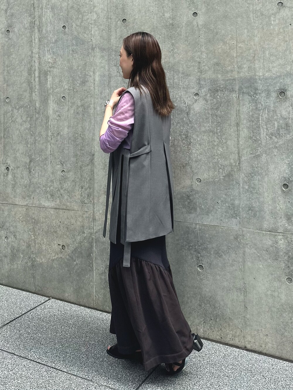 ブラウン系のスカート、ピンク系のTシャツ/カットソー、グレー系のベストを着用したレディースの夏コーディネートの2枚目の写真