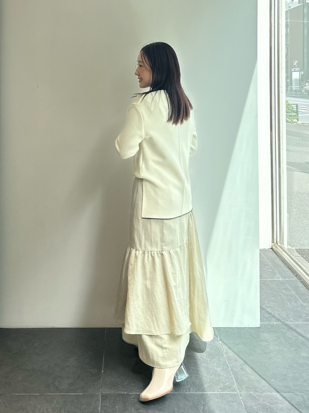 ブラック系のTシャツ/カットソー、ベージュ系のニット/セーター、ベージュ系のスカートを着用したレディースの秋コーディネートの3枚目の写真