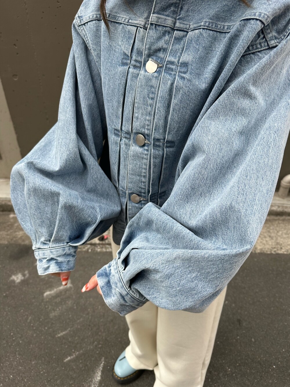 ブルー系のデニムジャケットを着用したレディースの春コーディネートの8枚目の写真