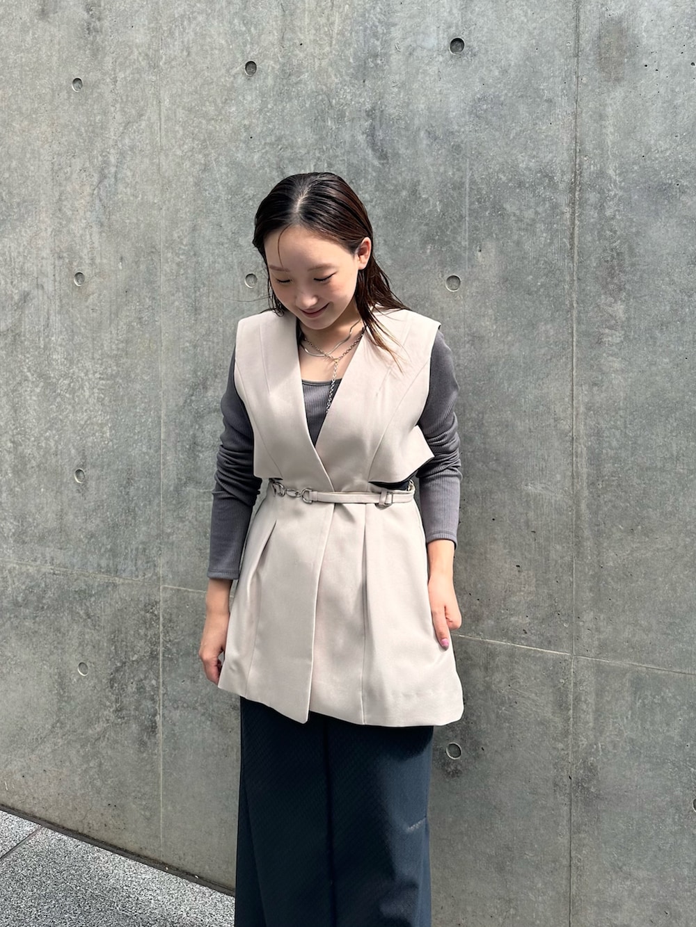 グレー系のTシャツ/カットソー、ブルー系のスカート、ベージュ系のノーカラージャケットを着用したレディースの秋コーディネートの5枚目の写真