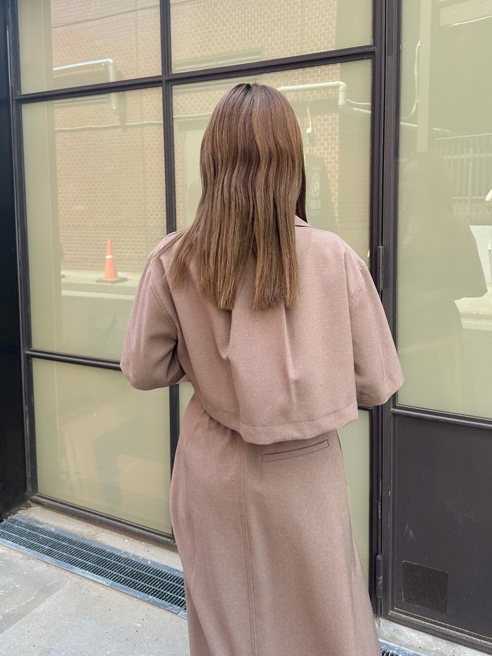 ベージュ系のシャツ/ブラウス、ベージュ系のスカート、ブラック系のハンドバッグを着用したレディースの春コーディネートの8枚目の写真