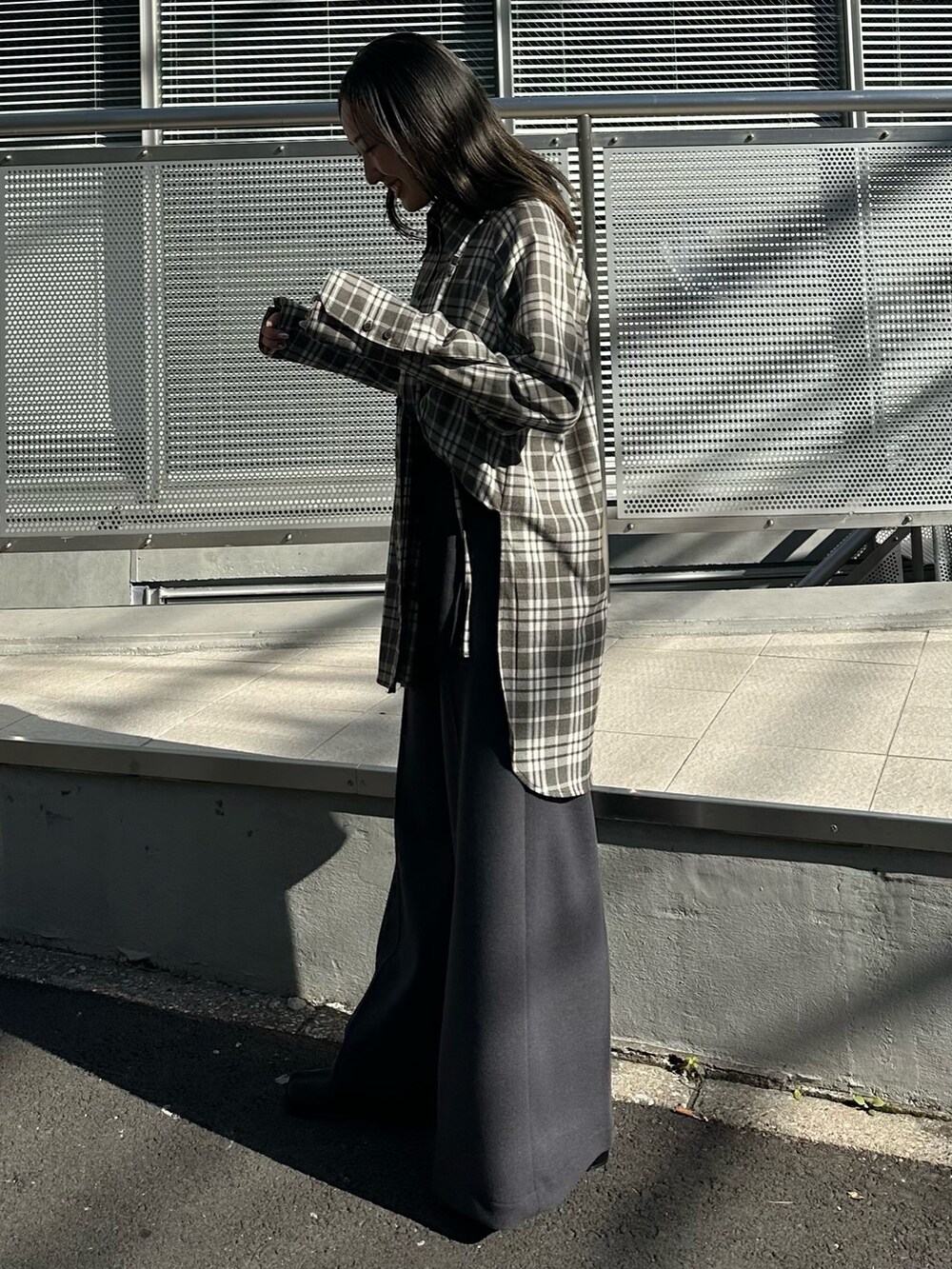 グレー系のスラックス、その他のシャツ/ブラウスを着用したレディースの秋コーディネートの3枚目の写真