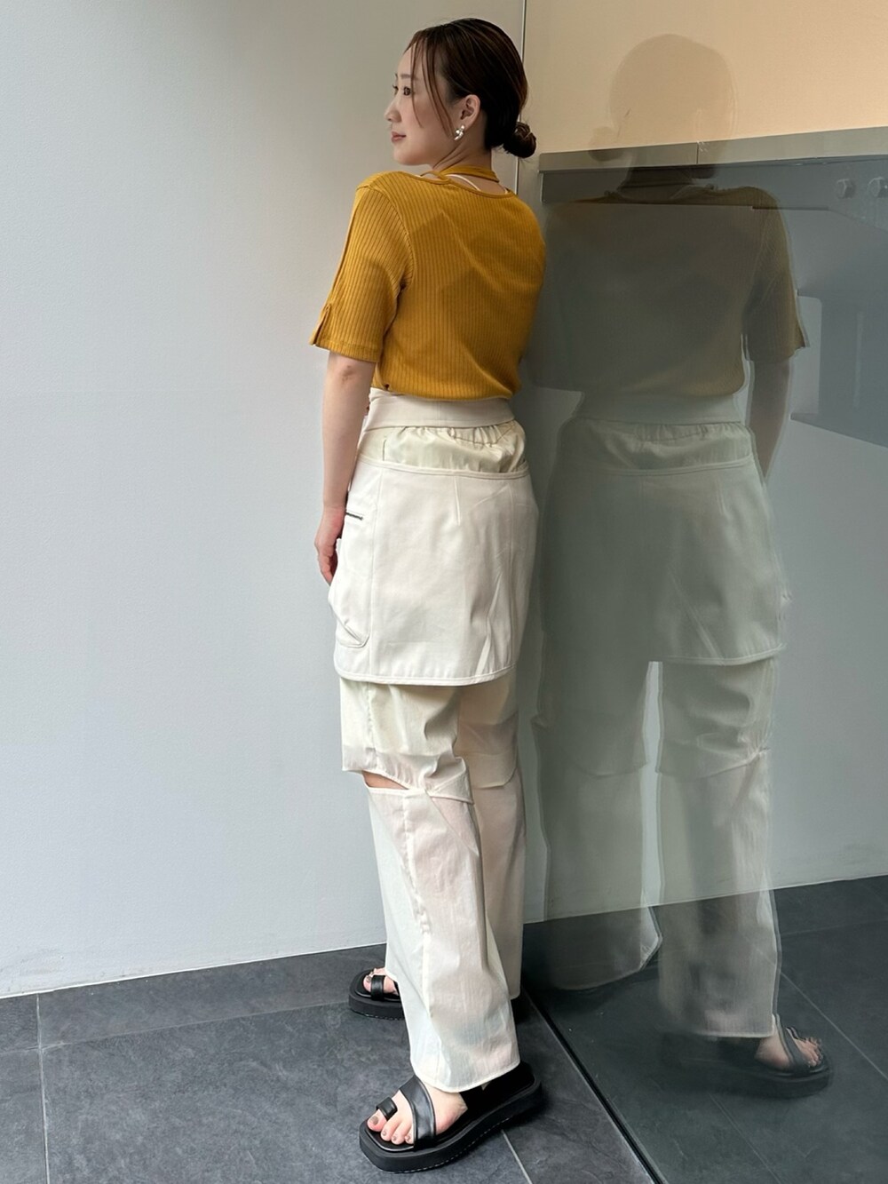 ホワイト系のスカート、ホワイト系のカーゴパンツ、イエロー系のTシャツ/カットソーを着用したレディースの夏コーディネートの4枚目の写真