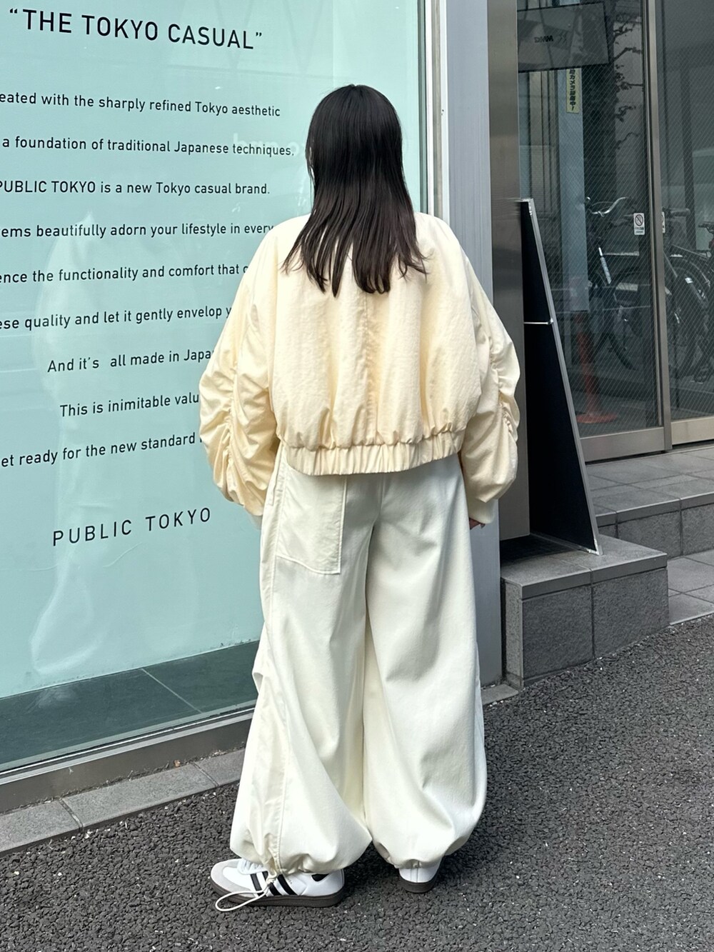 ベージュ系のブルゾン、ベージュ系のカーゴパンツを着用したレディースの冬コーディネートの3枚目の写真