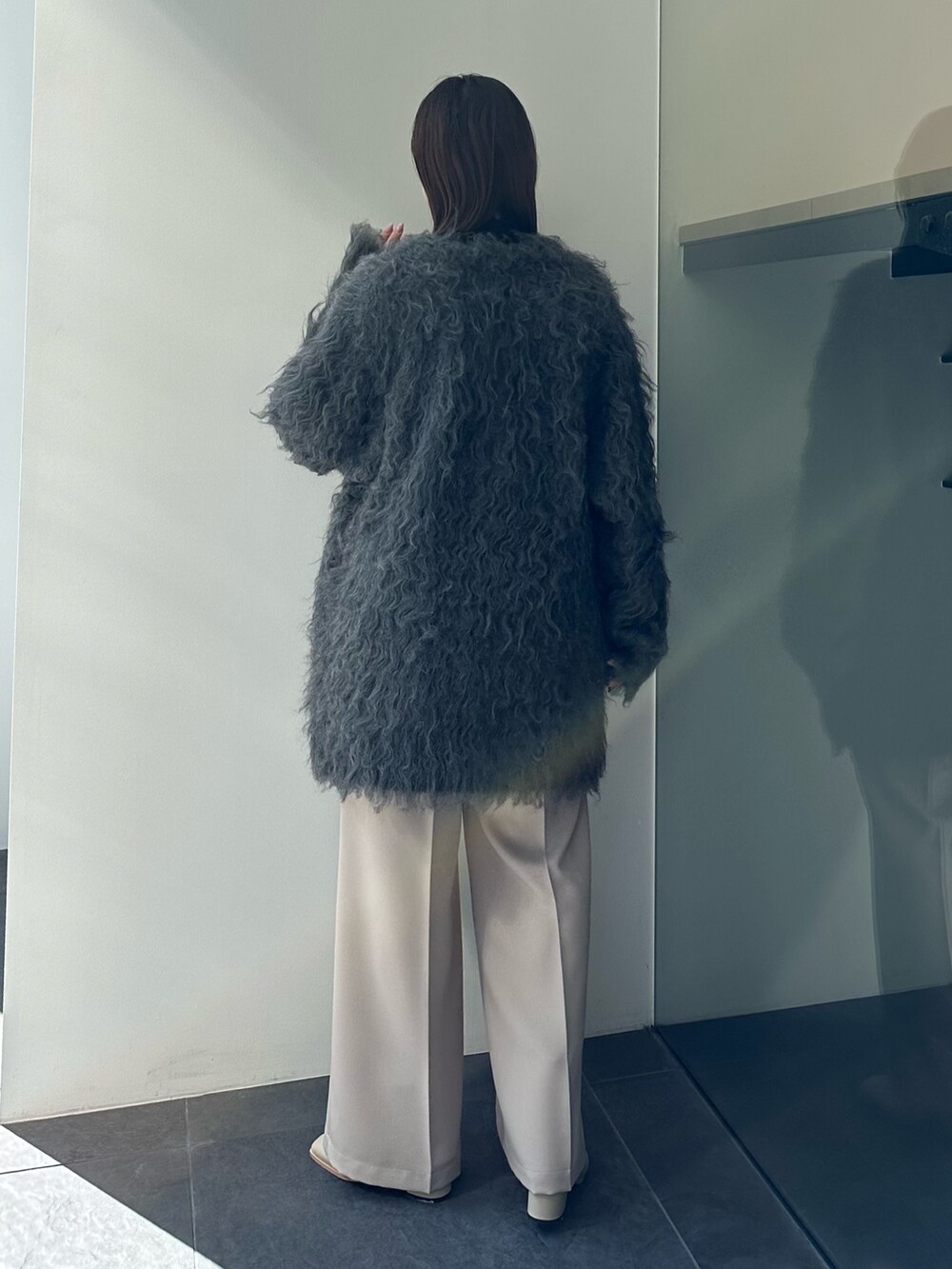 ブルー系のTシャツ/カットソー、ベージュ系のその他パンツ、グレー系のカーディガン/ボレロを着用したレディースの秋コーディネートの5枚目の写真