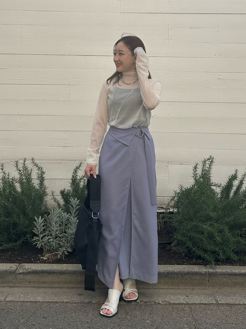 ホワイト系のTシャツ/カットソー、パープル系のスカート、ホワイト系のサンダルを着用したレディースの春コーディネートの3枚目の写真