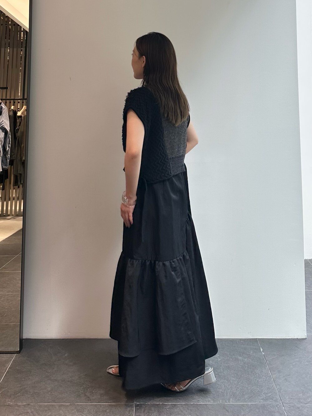 ブラック系のスカート、ブラウン系のベストを着用したレディースの秋コーディネートの3枚目の写真