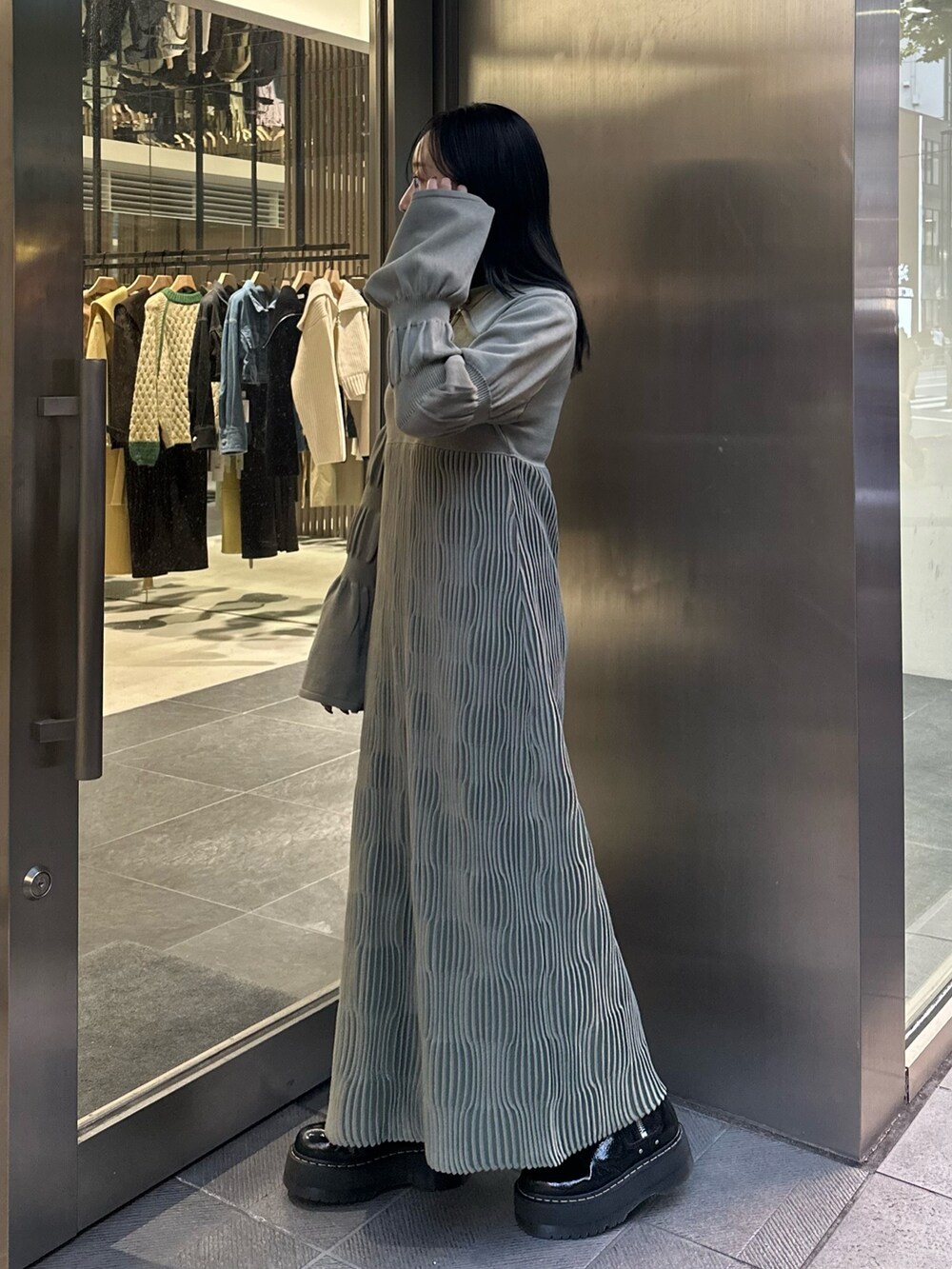 グリーン系のワンピースを着用したレディースの秋コーディネートの3枚目の写真