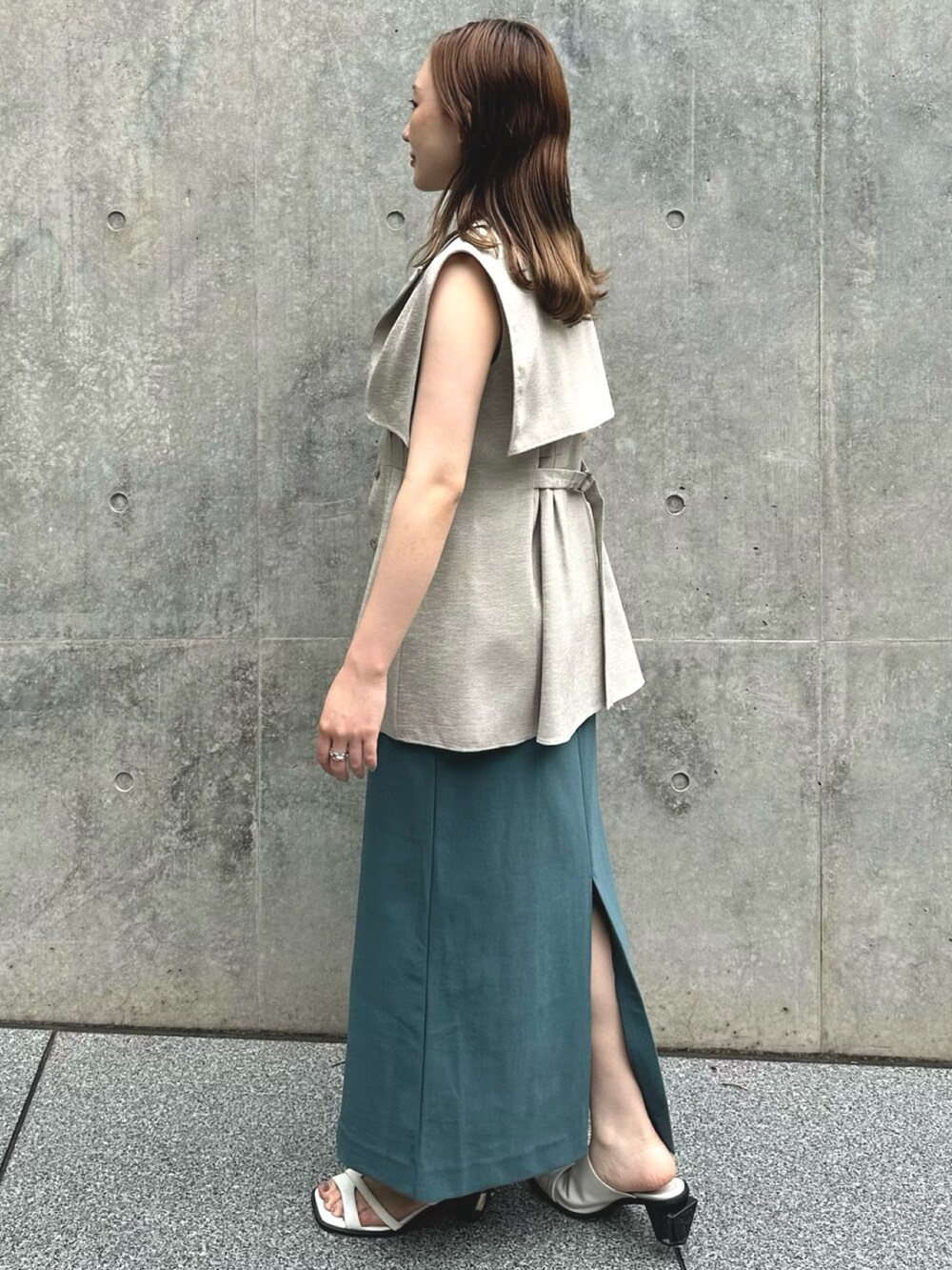 ベージュ系のシャツ/ブラウス、グリーン系のワンピースを着用したレディースの夏コーディネートの4枚目の写真