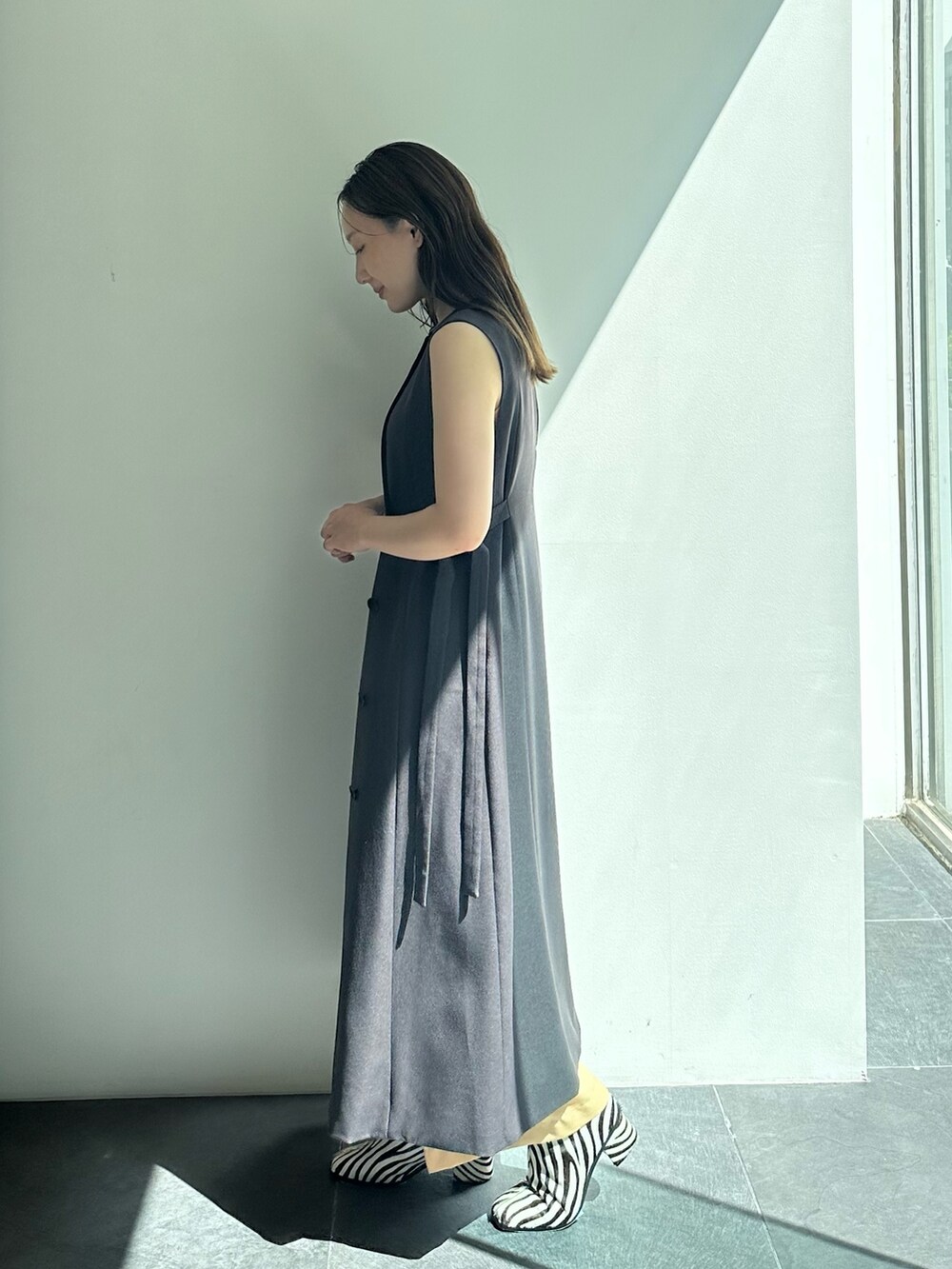 グレー系のワンピースを着用したレディースの秋コーディネートの3枚目の写真