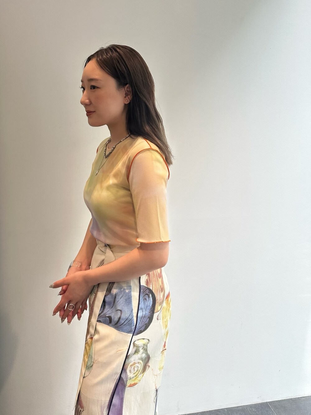 ピンク系のTシャツ/カットソー、グレー系のワンピース、その他のその他パンツを着用したレディースの春コーディネートの6枚目の写真