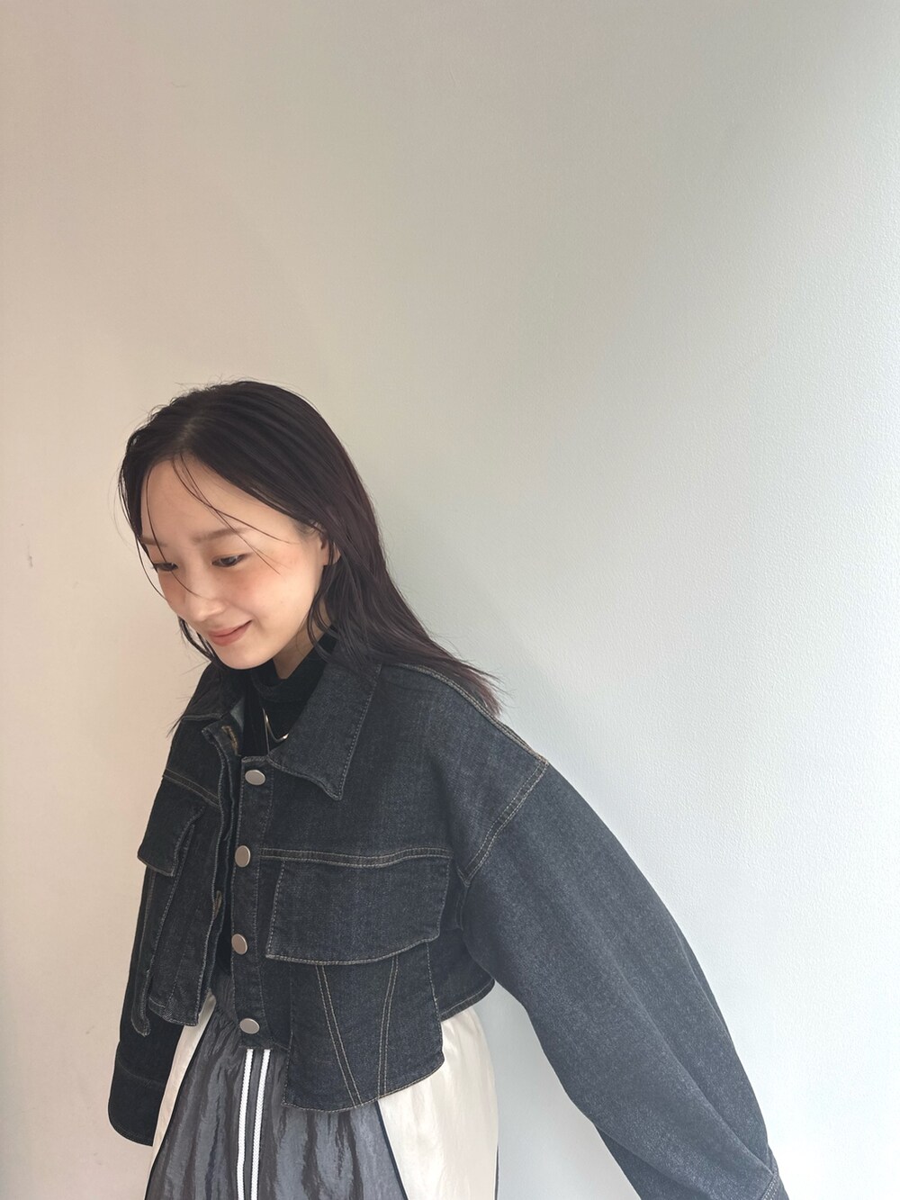 グレー系のその他パンツ、その他のTシャツ/カットソー、ブラック系のデニムジャケットを着用したレディースの秋コーディネートの6枚目の写真