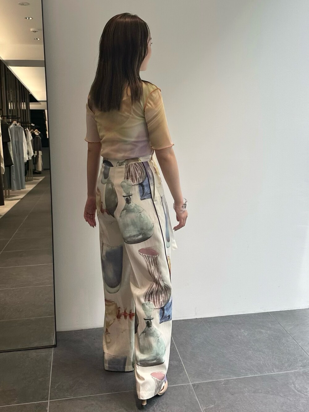 ピンク系のTシャツ/カットソー、グレー系のワンピース、その他のその他パンツを着用したレディースの春コーディネートの5枚目の写真