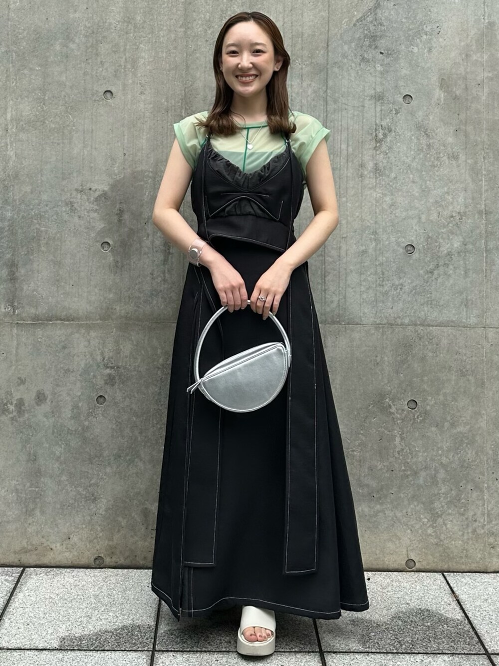 ブラック系のワンピース、グリーン系のTシャツ/カットソー、シルバー系のハンドバッグを着用したレディースの夏コーディネートの5枚目の写真