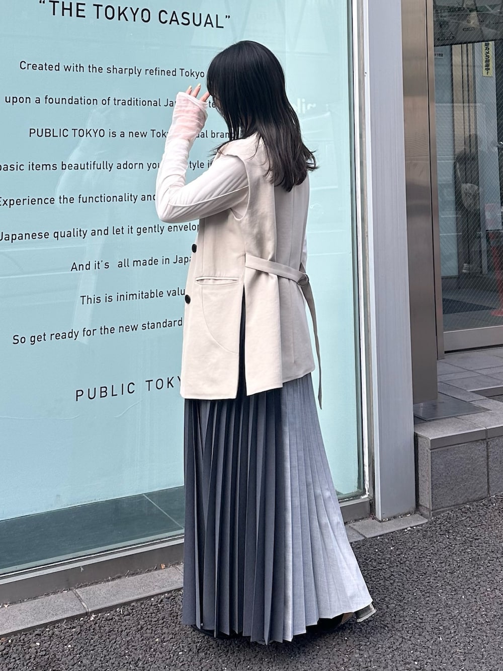 グレー系のスカート、ベージュ系のベストを着用したレディースの冬コーディネートの3枚目の写真