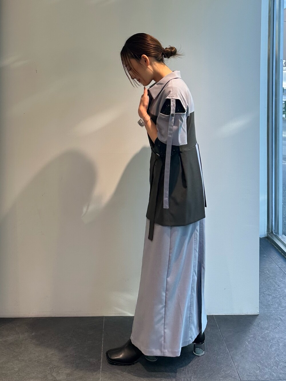 ブルー系のワンピース、ブラック系のTシャツ/カットソーを着用したレディースの夏コーディネートの4枚目の写真