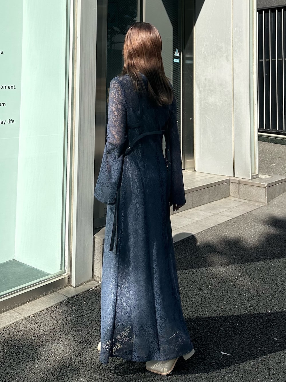 ブルー系のワンピースを着用したレディースの秋コーディネートの4枚目の写真