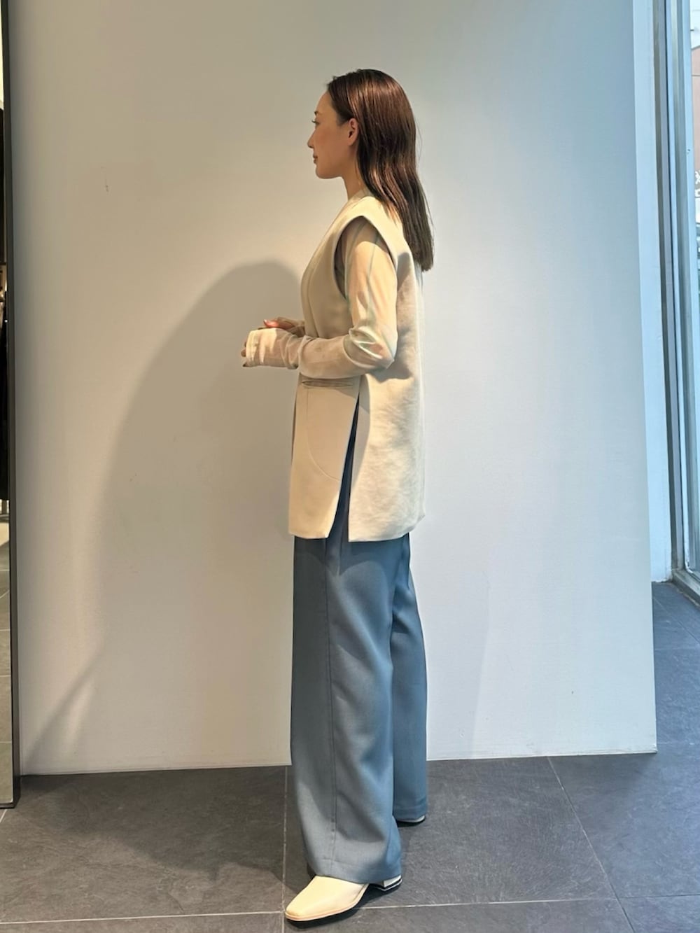 ベージュ系のTシャツ/カットソー、ブルー系のその他パンツ、ベージュ系のベストを着用したレディースの夏コーディネートの2枚目の写真