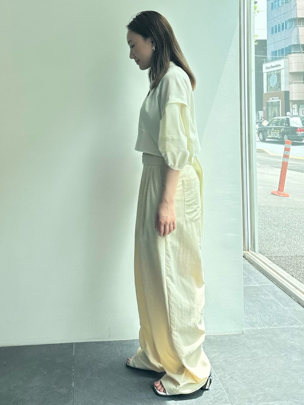 ホワイト系のシャツ/ブラウスを着用したレディースの夏コーディネートの2枚目の写真