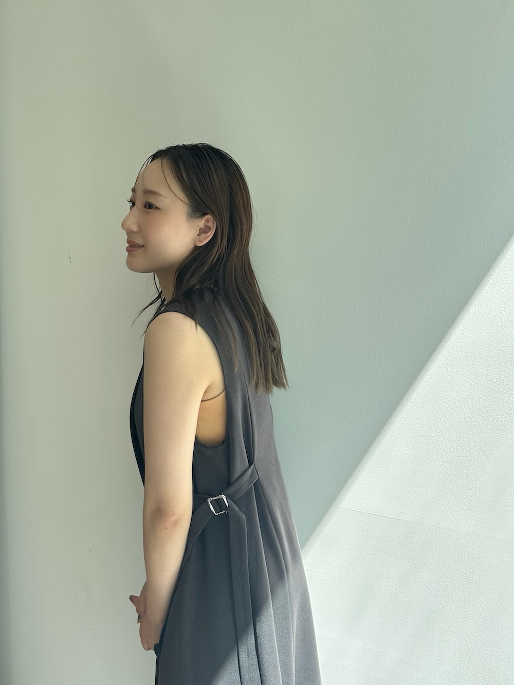 グレー系のワンピースを着用したレディースの秋コーディネートの7枚目の写真