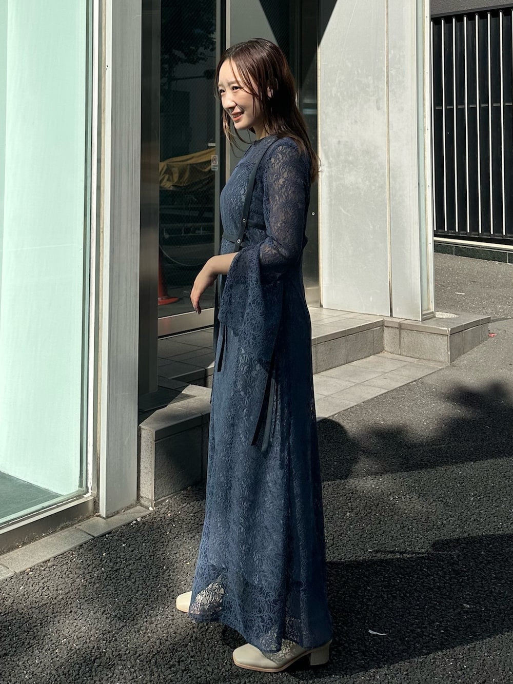 ブルー系のワンピースを着用したレディースの秋コーディネートの3枚目の写真