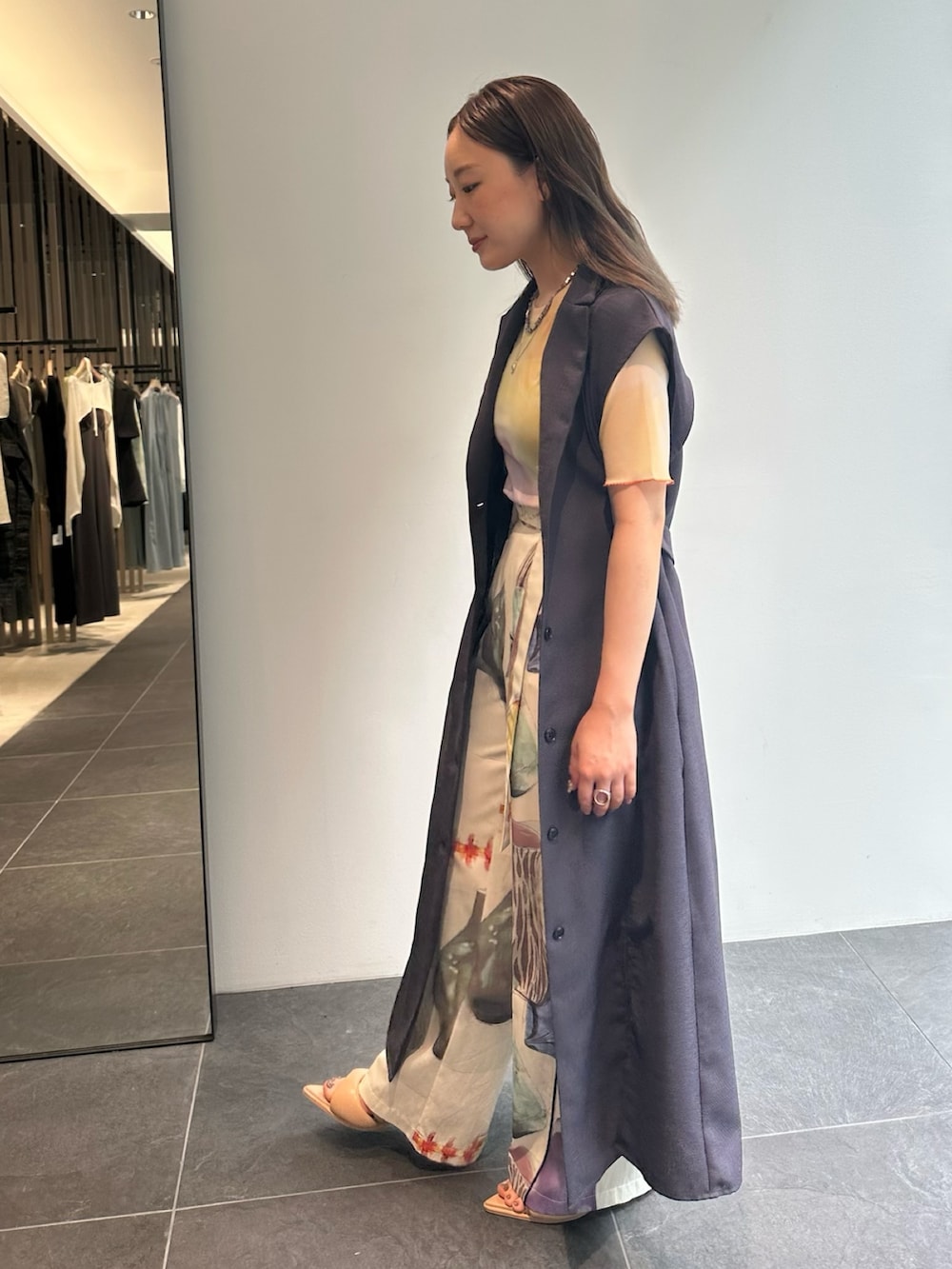 ピンク系のTシャツ/カットソー、グレー系のワンピース、その他のその他パンツを着用したレディースの春コーディネートの2枚目の写真